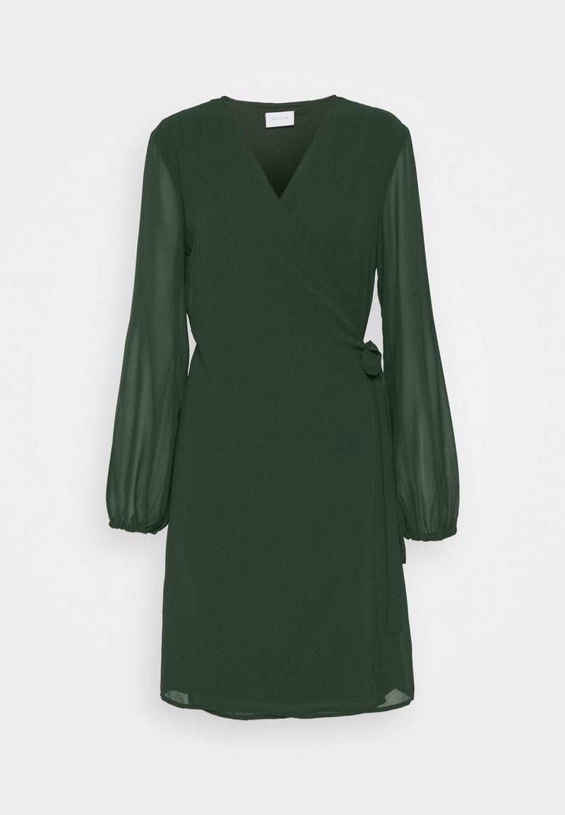 Robe portefeuille vert foncé en tissu léger et transparent avec manches longues. Elle présente un détail noué sur le côté et un décolleté en V.