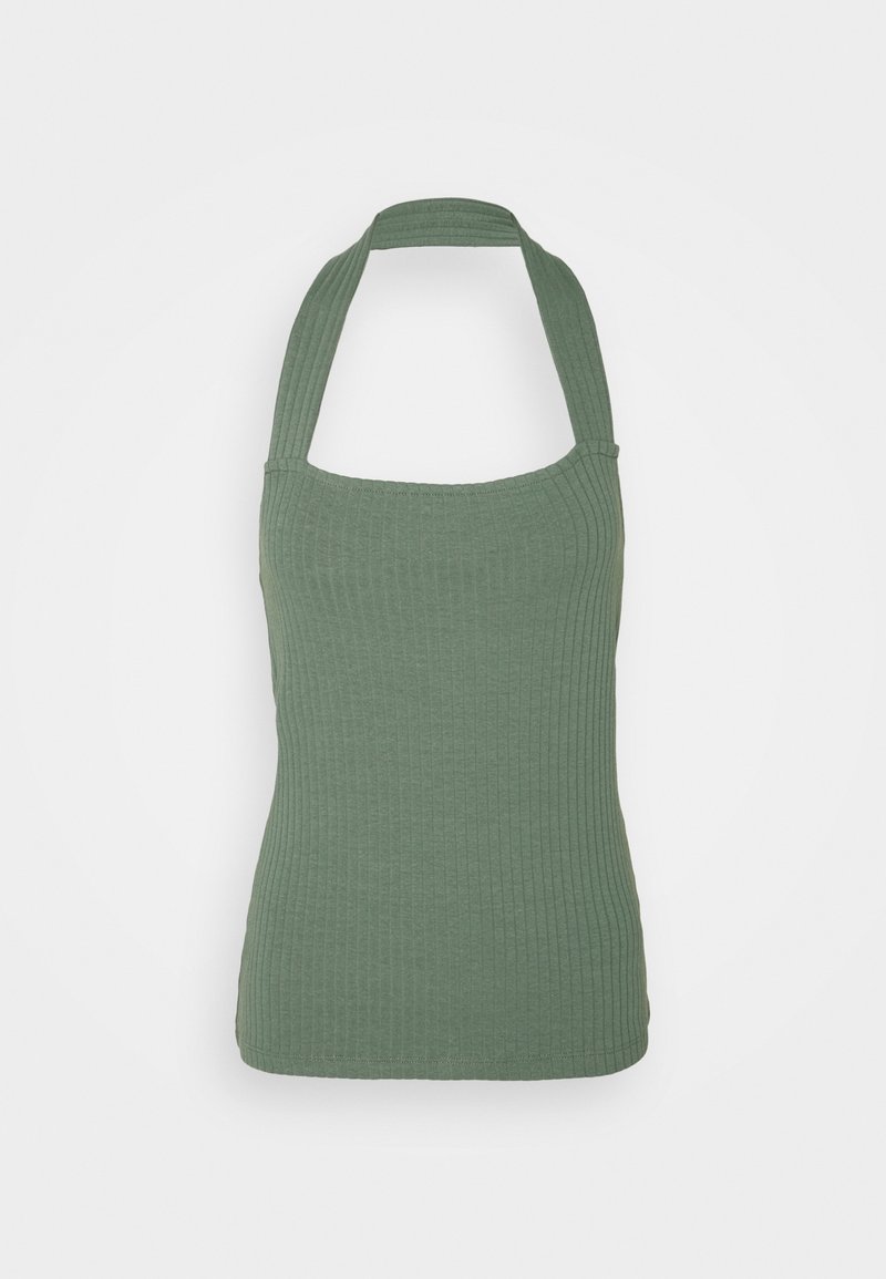 Haut sans manches à col licou en tricot côtelé vert avec une silhouette ajustée sur un fond uni.