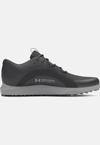 Zapatilla deportiva gris con un upper texturizado, una entresuela acolchada y una suela exterior resistente. Los cordones son grises, con una puntera reforzada y acentos de logo.