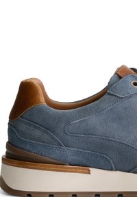 Travelin Trainers - blue