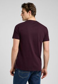 Lee SHORT SLEEVE ULTIMATE POCKET - Camiseta básica - deep wine