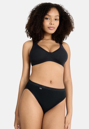 Reggiseno nero e slip bikini abbinati, entrambi in morbido cotone. Il reggiseno presenta spalline larghe e bordi in pizzo; gli slip hanno un bordo in pizzo simile.