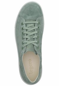 Zapatillas de ante verde menta con parte superior texturizada, puntera redonda y acentos de cordones a juego. La suela de goma blanca proporciona contraste. El interior muestra el nombre de la marca.