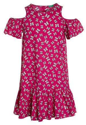 Robe rose à épaules dénudées avec ourlet volanté, ornée d'un motif de papillons blanc et noir.