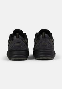 Scarpe da ginnastica nere e grigie con una parte superiore testurizzata, colletto imbottito e suola ammortizzata; presenta il logo del marchio sul tallone e sul lato.