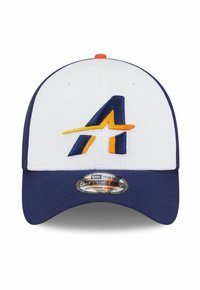 Casquette de baseball blanche et bleu marine avec un bouton orange, présentant un logo stylisé "A" bleu et orange sur le devant et un autocollant de taille sur la visière.