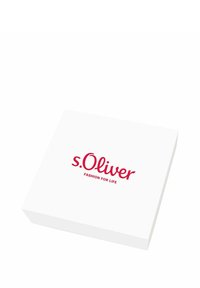 Caja rectangular blanca que presenta el logo de "s.Oliver" en rojo y el texto "FASHION FOR LIFE" debajo. Superficie lisa sin patrones adicionales.