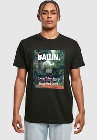 Must musta särk, millel on elav graafiline trükk korvpalliväljakust, millel on valge tekst "BALLIN." ja punane korvpallielement.