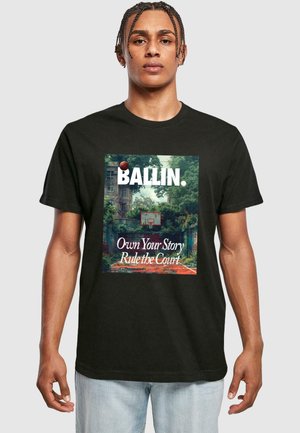 Sort bomuld t-shirt med et levende grafisk tryk af en basketballbane, med hvid tekst der står "BALLIN." og en rød basketball accent.