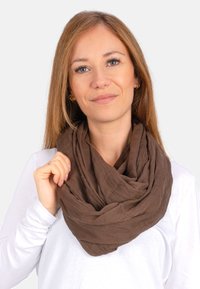 Brauner, leichter, strukturierter Schal, der um den Hals getragen wird, mit einem lässigen Fall und weichem Material für Wärme und Stil.