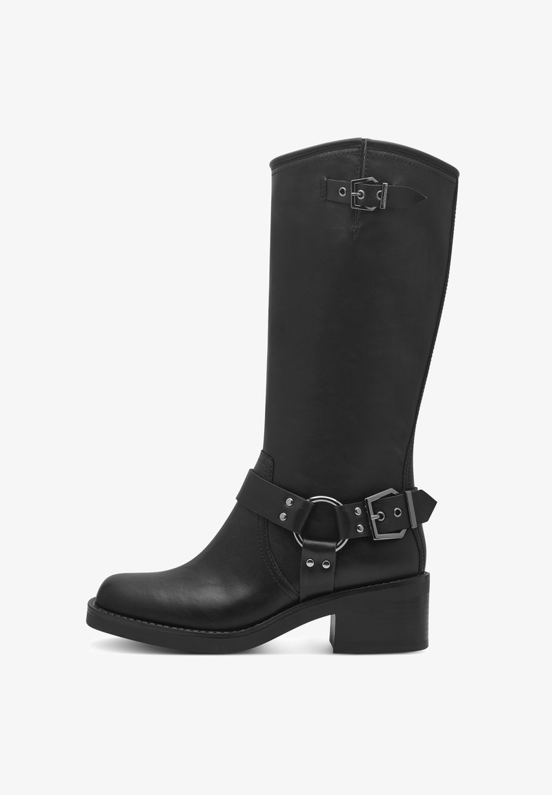 Hohe schwarze Lederstiefel mit weitem Schaft, abgerundeter Spitze, klobigem Absatz und einem Riemen mit Metalldetail und Schnalle.