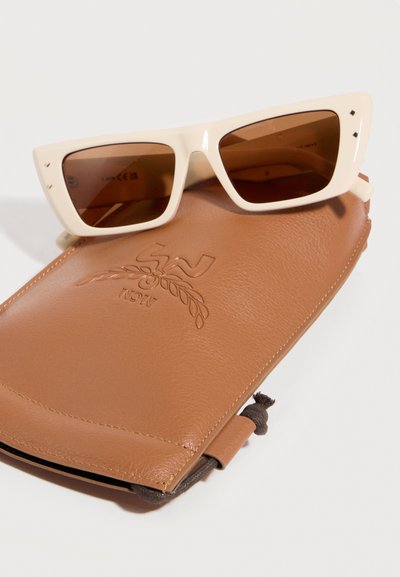 Ορθογώνια γυαλιά ηλίου σε εκρού χρώμα με καφέ φακούς, τοποθετημένα πάνω σε θήκη από δέρμα σε ταμπά απόχρωση με ανάγλυφο διακοσμητικό λογότυπο.