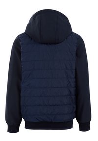 Námořnická modrá kapsáčová bunda s prošívaným zadním dílem, hladkými rukávy a žebrovanými manžetami. Tkanina vypadá měkce a izolačně, bez viditelného kovového příslušenství.