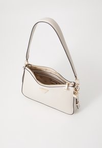 Hvid læderhåndtaske med en buet form, guldfarvede beslag, lynlås øverst og indvendige rum. Har en aftagelig rem.