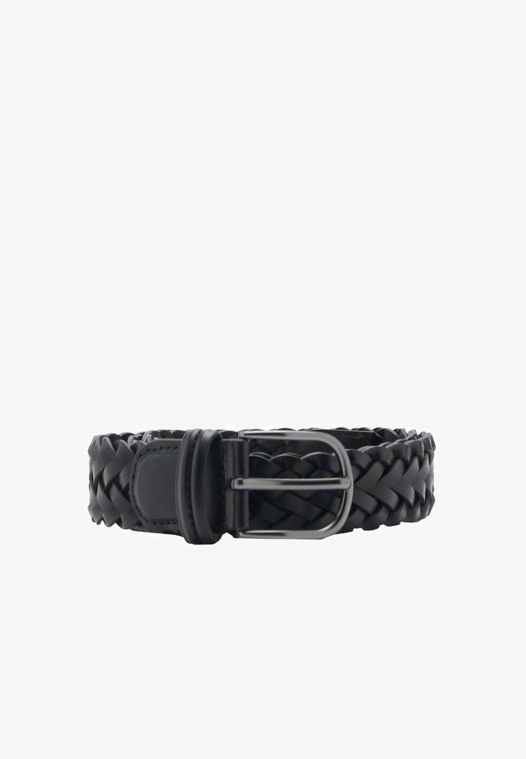Ceinture en cuir tressé noire avec boucle métal argentée et deux passants, présentée enroulée sur un fond blanc.