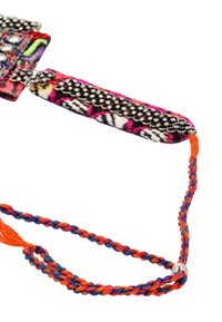 Farverig vævet stofarmbånd med pink, orange og blå tråde, pyntet med metal accenter og indviklede mønstre.