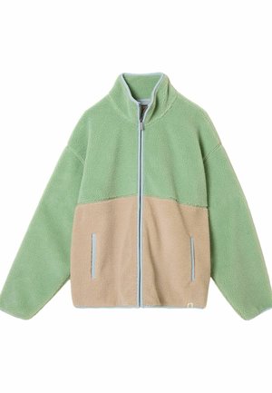 Fliisjope, millel on roheline ülemine osa ja beež alumine osa, tõmblukuga sulgur ja helesinised ääred. Kahe küljetaskuga.