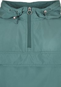 Jasnozielona anorakowa kurtka z pół zipem, regulowanym kapturem ze sznurkiem, gładką fakturą i wzmocnionymi szwami. Wykonana z lekkiego i wodoodpornego materiału.