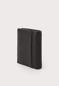 Billetera de cuero negro con una superficie texturizada, diseño bifold y forma compacta. Presenta bordes cosidos y sin hardware o acentos visibles.