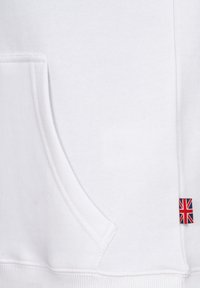 Fehér pamut kapucnis pulóver kenguruzsebbel és egy kis hímzett Union Jack zászlóval az alsó oldalon. Puha tapintású, laza stílusú.