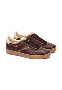 Sneaker in pelle marrone con accenti color nocciola e lacci marroni, caratterizzati da una cucitura decorativa lungo il lato e una suola in gomma testurizzata.