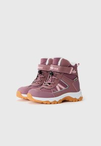 Bottes mi-hautes violettes avec doublure blanche rembourrée, semelle en caoutchouc, orteil renforcé et sangle ajustable, ornées d'accents métalliques et roses.