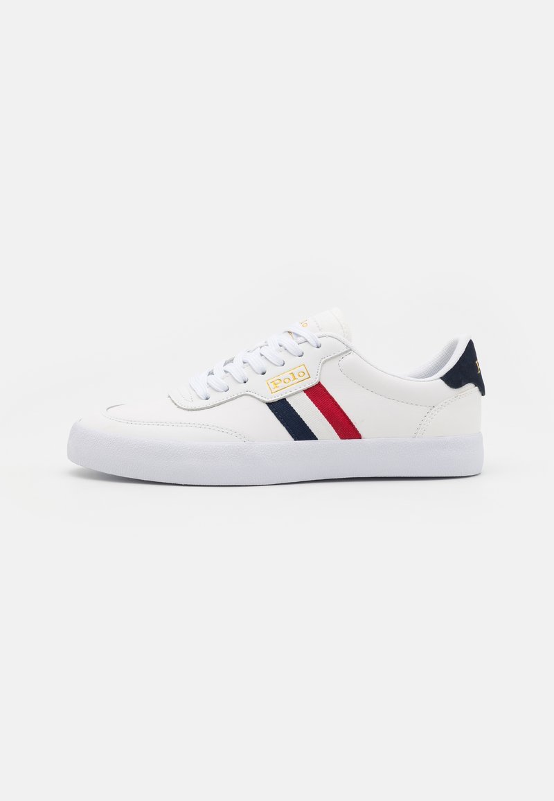 Baskets basses blanches avec des bandes rouges, blanches et bleu marine, des lacets blancs et une étiquette "Polo" sur le côté et sur la languette du talon.