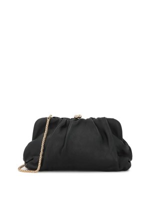 Pochette en cuir souple noir avec un design froncé et une bandoulière chaîne dorée, sur fond blanc.