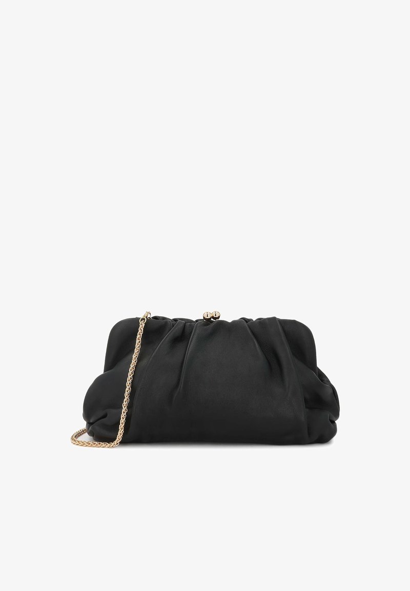 Pochette en cuir souple noir avec un design froncé et une bandoulière chaîne dorée, sur fond blanc.