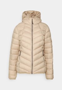 Beige pufferjakke med hætte, der har et chevron-quiltet mønster, frontlynlås og sidelommer, lavet af glat, letvægtsmateriale.