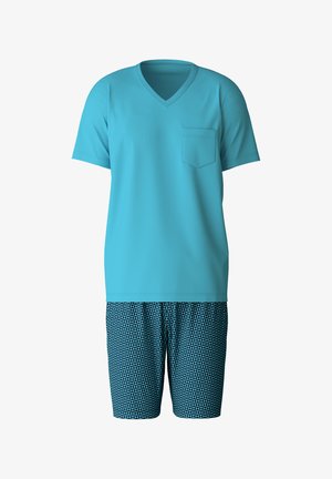 T-shirt turchese a collo a V con tasca sul petto abbinato a pantaloni corti blu a fantasia con forme geometriche in varie sfumature di blu.