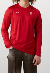 Roter Langarm-Jersey aus glattem synthetischem Material mit Rundhalsausschnitt, Nike-Logo und L.F.C.-Emblem auf der Brust.
