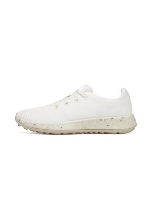 Niedriger weißer Strick-Sneaker mit Schnürverschluss vorne und gesprenkelter, cremeweißer gepolsterter Sohle, von der Seite vor weißem Hintergrund gezeigt.