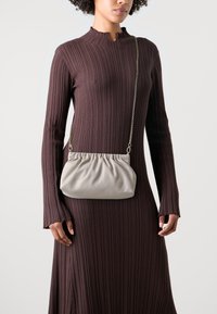 Furla FURLA NUVOLA MINI CROSSBODY POUCH - Pisemska torbica - vaniglia