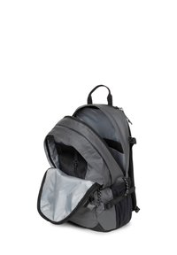 Zaino grigio con più scomparti, realizzato in un tessuto resistente, tasche in rete e un'ampia apertura con un interno di un grigio chiaro a contrasto.