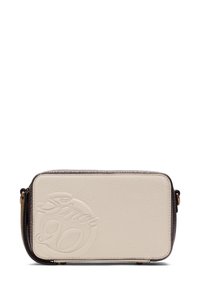 Sac à bandoulière en cuir crème, de forme rectangulaire, avec un design en relief "Since 90" et une bordure de fermeture éclair marron foncé. Il présente une texture lisse.