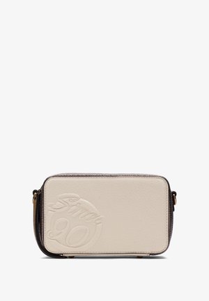 Sac à bandoulière en cuir crème, de forme rectangulaire, avec un design en relief "Since 90" et une bordure de fermeture éclair marron foncé. Il présente une texture lisse.