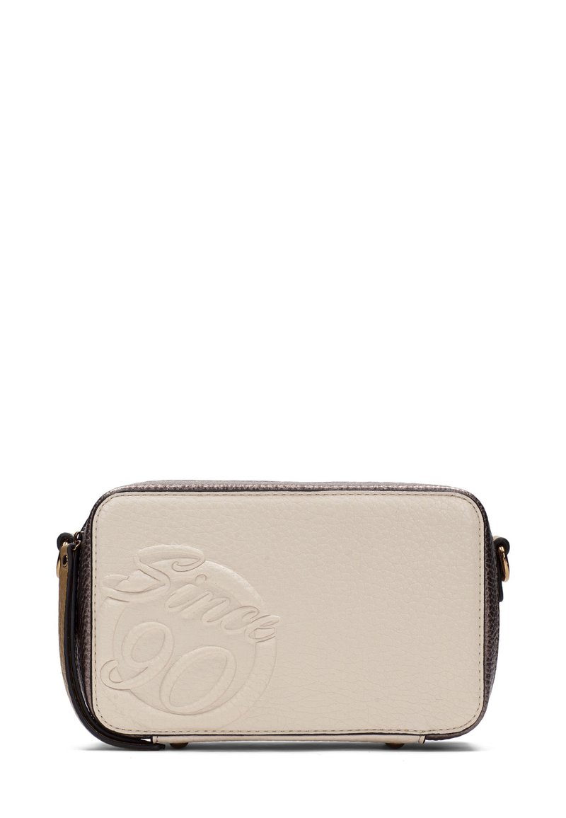 Sac à bandoulière en cuir crème, de forme rectangulaire, avec un design en relief "Since 90" et une bordure de fermeture éclair marron foncé. Il présente une texture lisse.