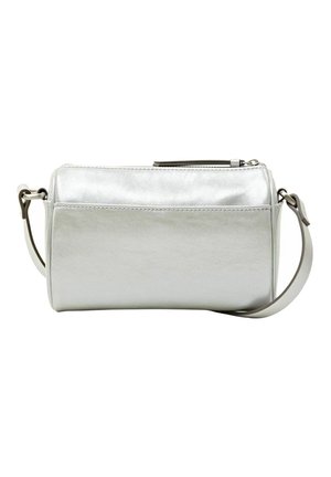 Mała prostokątna srebrna skórzana torba na ramię z przednią kieszenią, zamkiem błyskawicznym i regulowanym paskiem na ramię.