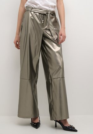 Metallic olivgrüne Weitbeine-Hosen mit Taillengürtel, die eine glatte Textur und ein sauberes, maßgeschneidertes Design aufweisen.