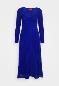 Robe tricotée à manches longues en bleu royal avec un corsage ajusté, une taille texturée et une jupe évasée ornée de côtes verticales et de découpes.