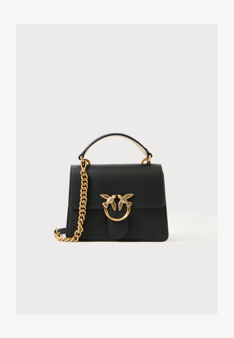 Bolsa de couro preta com uma forma estruturada, apresentando uma alça em corrente dourada e um fecho decorativo com dois motivos de pássaros.