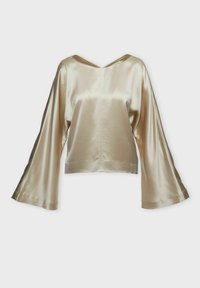 Champagnefarvet satinbluse med brede klokkeærmer og en diskret V-udskæring, vist på en ensfarvet baggrund.