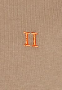 Les Deux T-shirt básica - caribou brown/orange