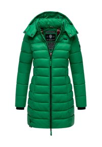 Giacca puffer verde con cappuccio, chiusura frontale con zip, texture trapuntata e polsini a coste. Foderata con un motivo camouflage, con logo sul petto.