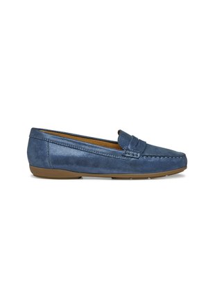 Chaussure de style mocassin bleue en matériau synthétique lisse, avec un accent cousu sur le devant et une semelle en caoutchouc marron.