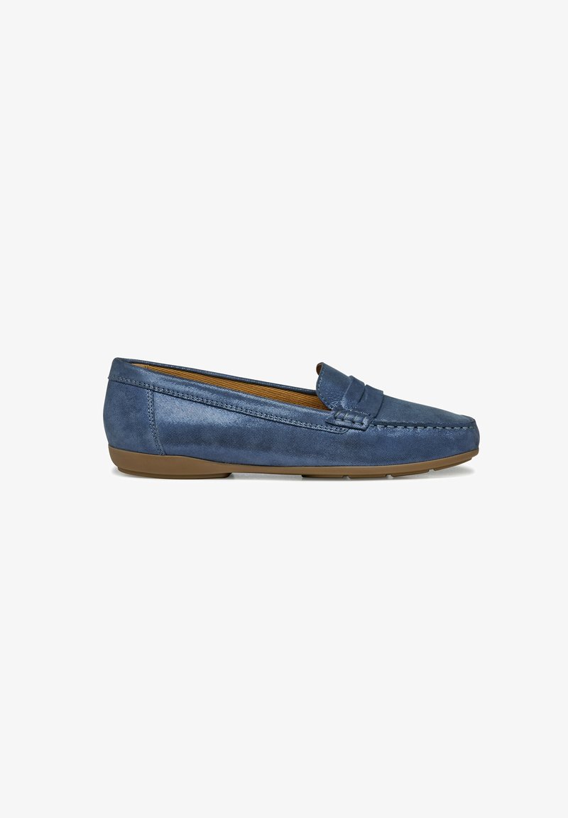 Zapato de estilo mocasín azul hecho de material sintético suave, con un acento cosido en la parte delantera y una suela de goma marrón.
