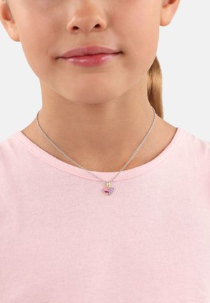 Silberne Kettenhalskette mit einem Schmetterling-Anhänger in Pink- und Violetttönen, getragen über einem hellrosa Shirt.