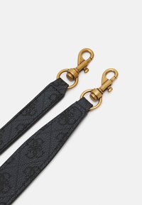 Cinturino in tessuto nero con motivo texturizzato, dotato di clip e accessori in metallo color oro per il fissaggio. Finitura liscia.