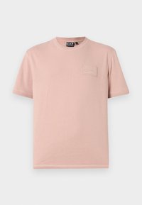 Roze T-shirt van lichtgewicht katoen, met een ronde hals en korte mouwen. Voorzien van een klein geborduurd merklabel op de borst.